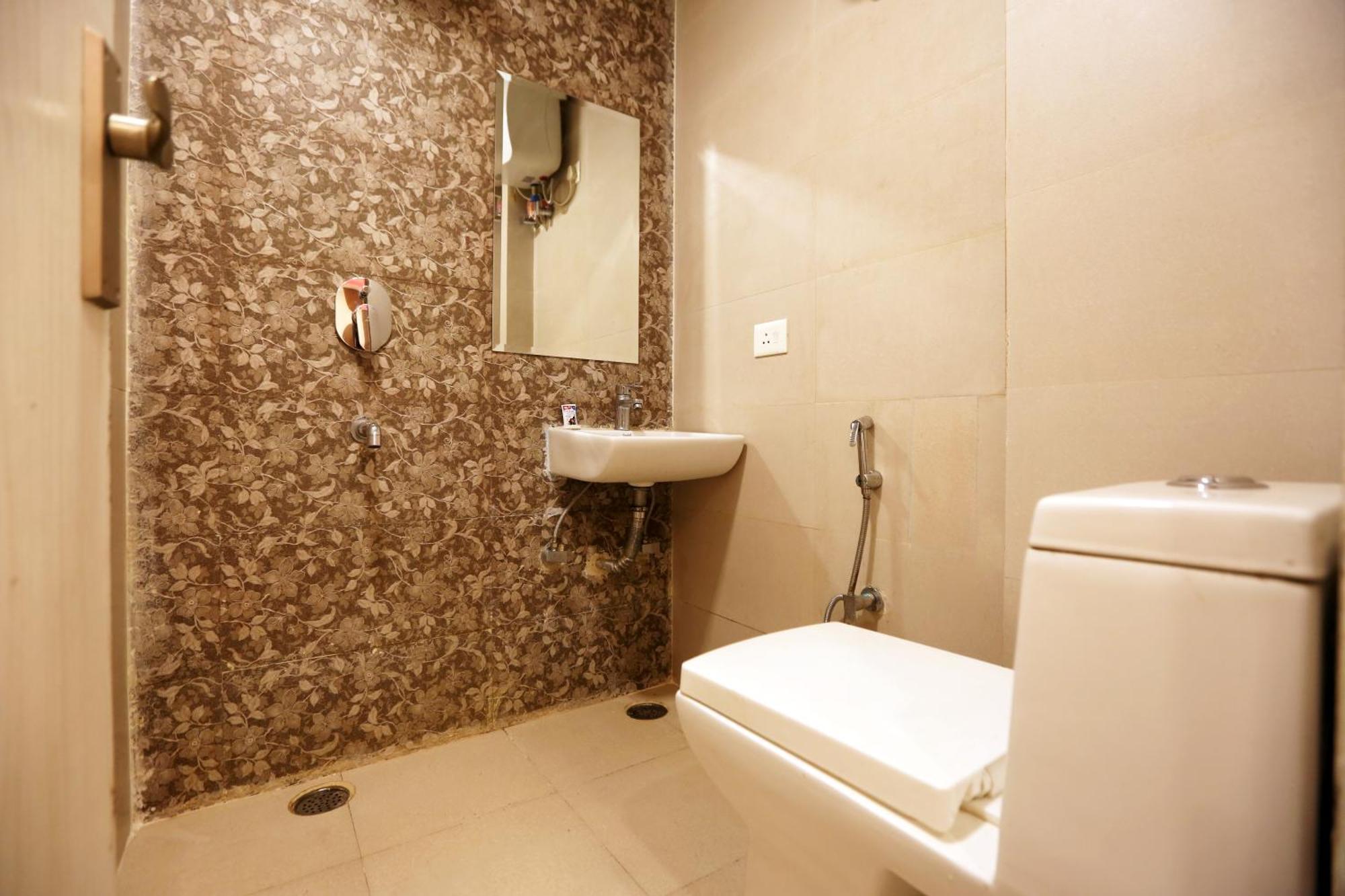 Hotel Sky Wood At Airport Neu-Delhi Exterior foto