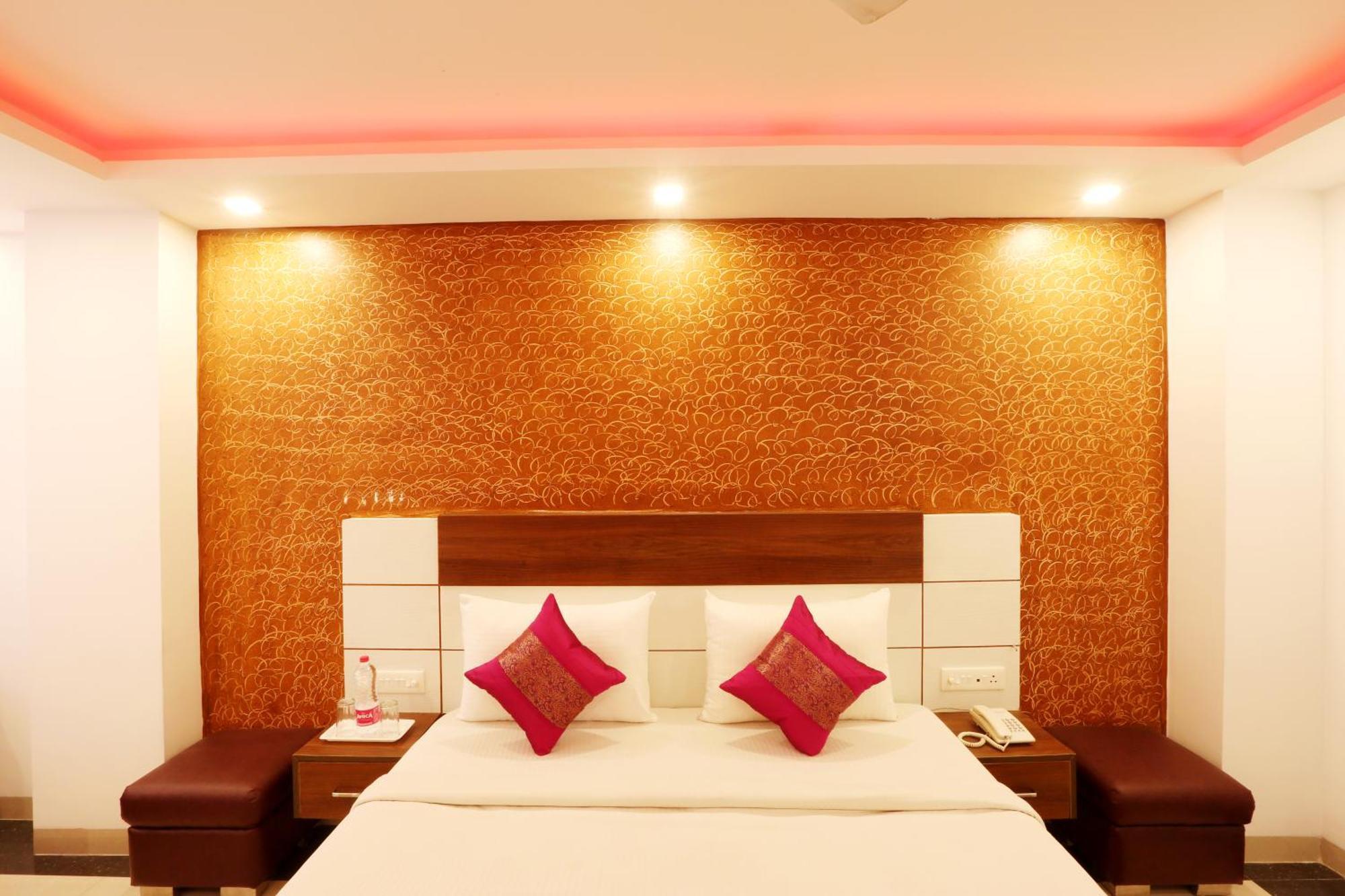 Hotel Sky Wood At Airport Neu-Delhi Exterior foto