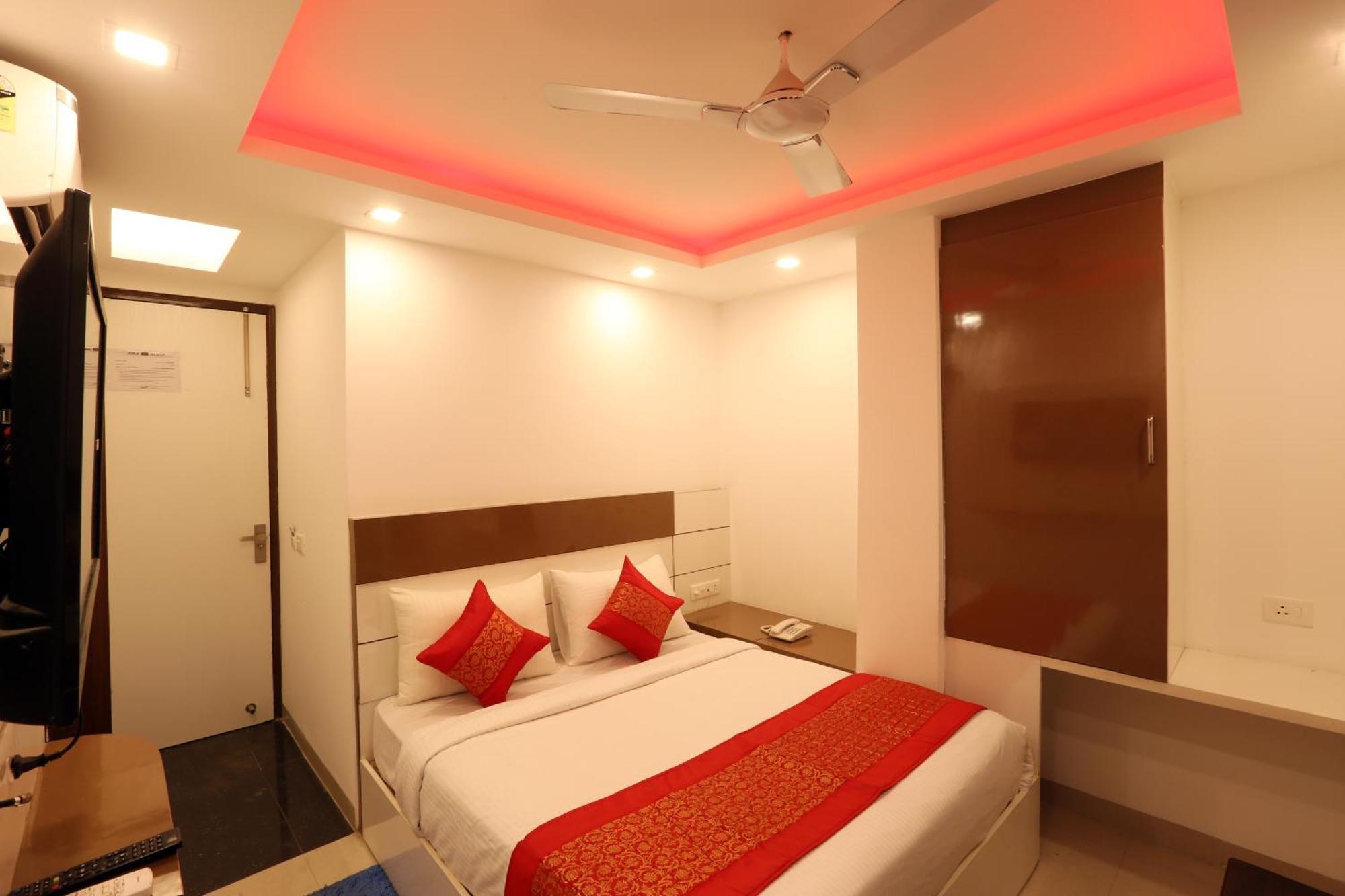 Hotel Sky Wood At Airport Neu-Delhi Exterior foto